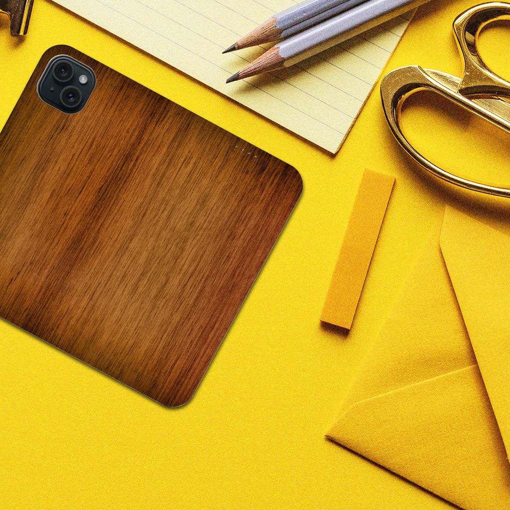 iPhone 15 Plus Book Wallet Case Donker Hout met een ontwerp van donker hout op een zonnige gele ondergrond.