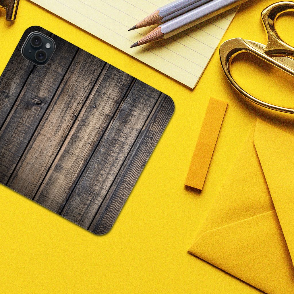 iPhone 15 Plus Book Wallet Case Steigerhout met een design van steigerhout op een gele achtergrond.