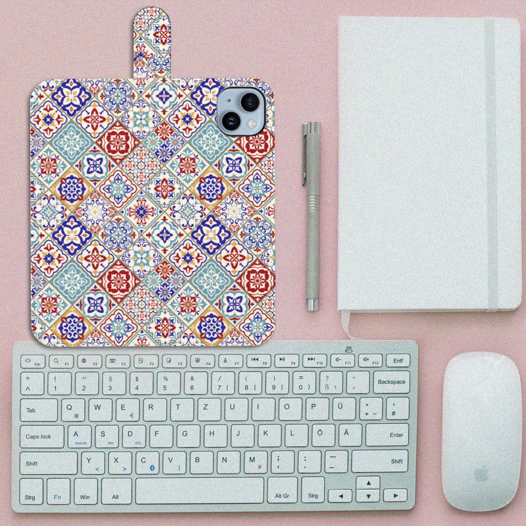 iPhone 15 Plus Bookcase Tiles Color met uniek tegelontwerp, geschikt voor 3 pasjes.