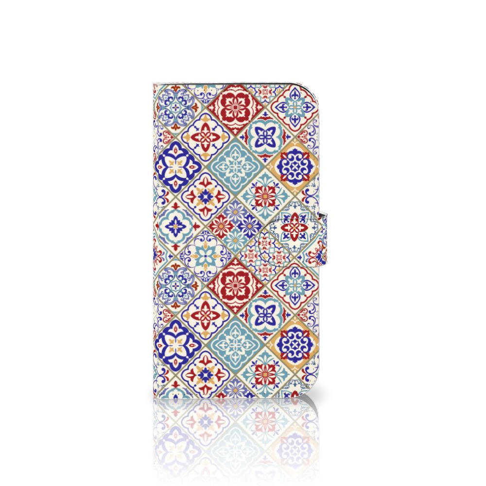 iPhone 15 Plus Bookcase Tiles Color met unieke tegelpatronen en ruimte voor 3 pasjes.