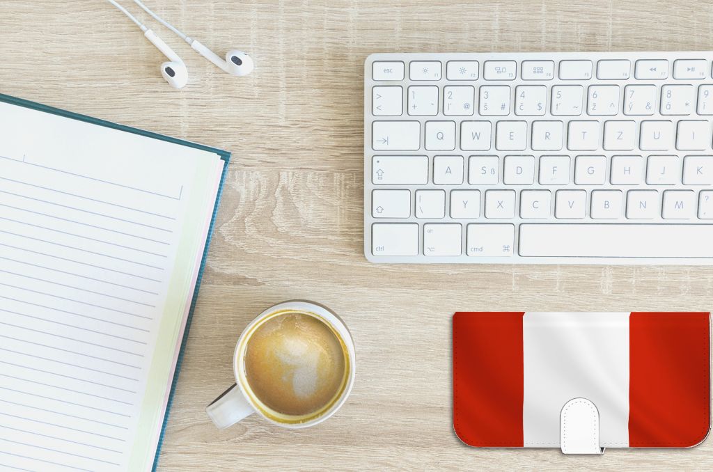iPhone 15 Plus Bookstyle Case Oostenrijk met Oostenrijkse vlag op bureau met koffie en notitieboek.