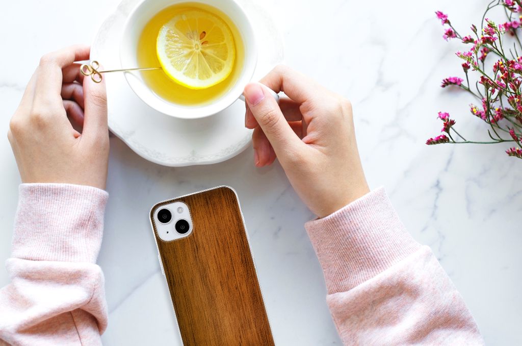 iPhone 15 Plus Bumper Hoesje Donker Hout hands mok thee tafel
