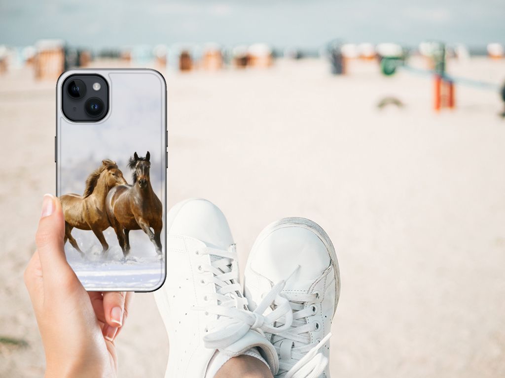 iPhone 15 Plus Dierenprint Telefoonhoesje Paarden paarden strand hand
