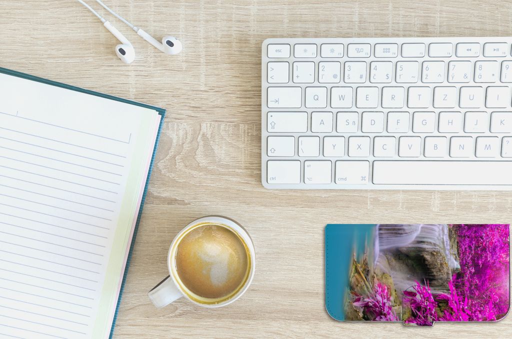 iPhone 15 Plus Flip Cover Waterval met kalme waterval en paarse bomen, perfect voor je bureau en dagelijkse inspiratie.