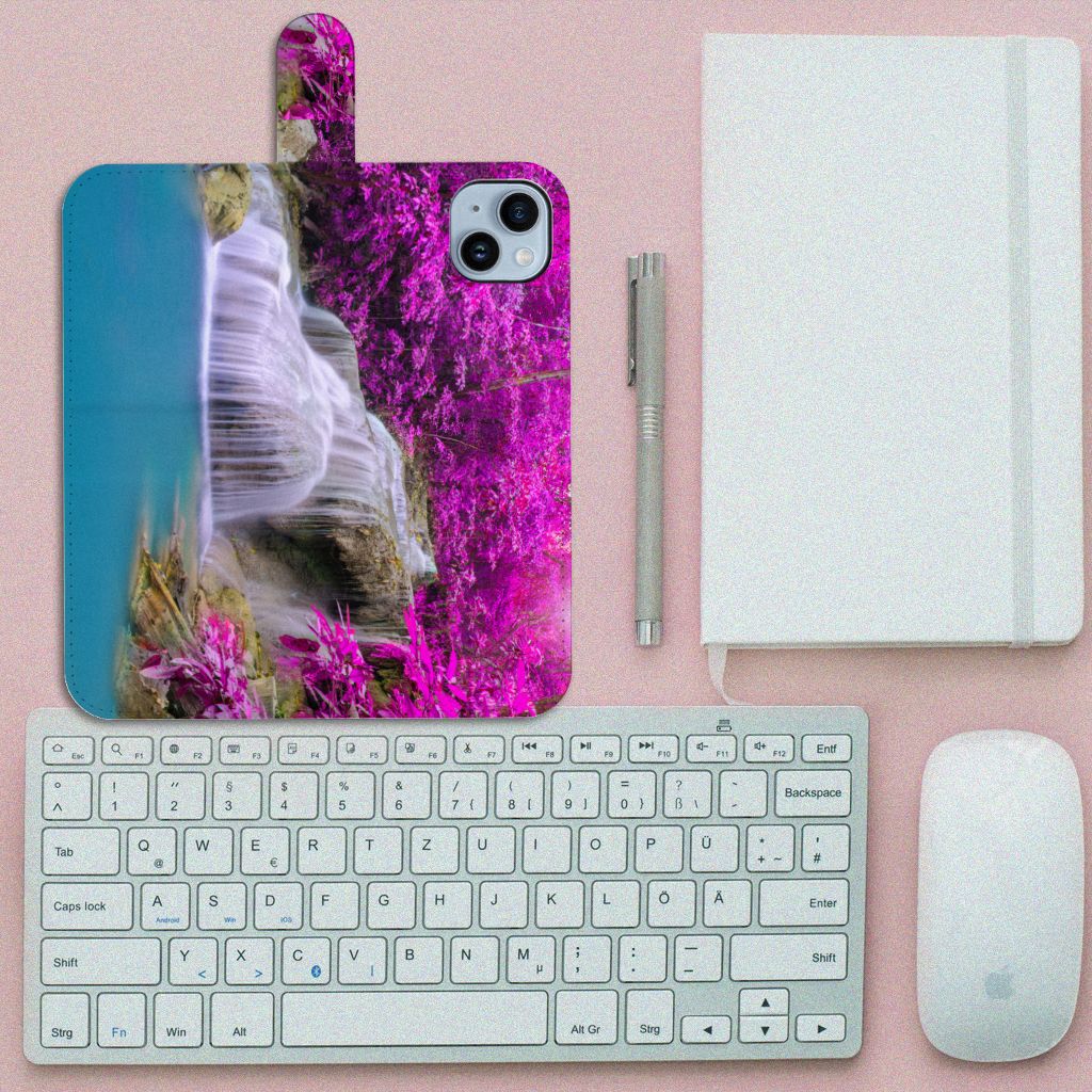 iPhone 15 Plus Flip Cover Waterval met kalme waterval en paarse bomen, perfect voor een vrolijke uitstraling 🌊.