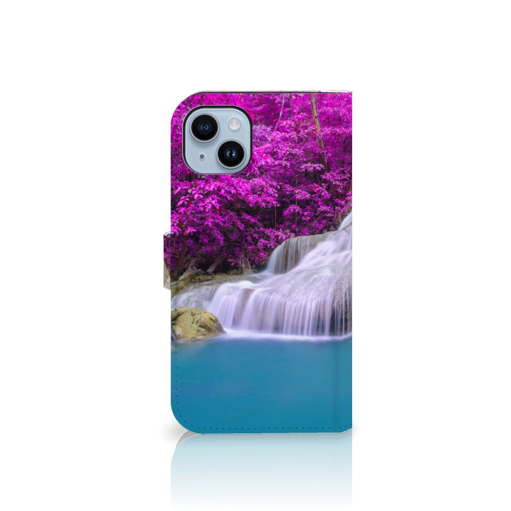 iPhone 15 Plus Flip Cover Waterval met kalme waterval en paarse bomen voor een kleurrijk en rustgevend ontwerp.