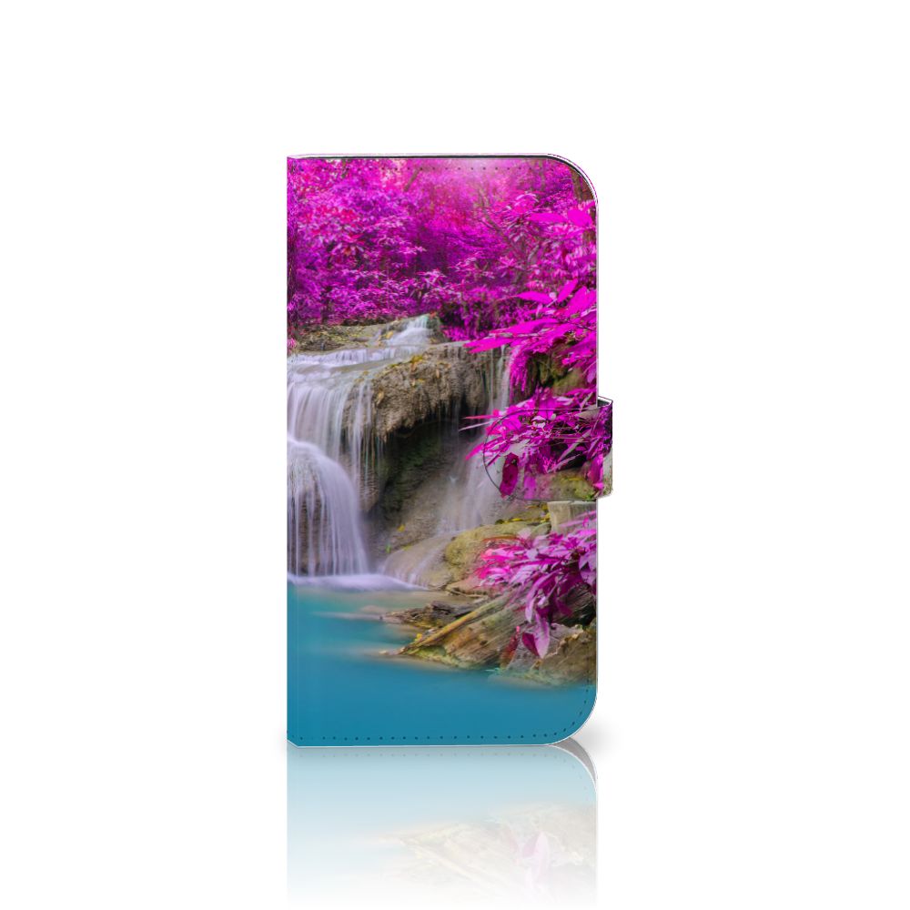 iPhone 15 Plus Flip Cover Waterval met kalme waterval en paarse bomen achtergronddesign 🌊💜