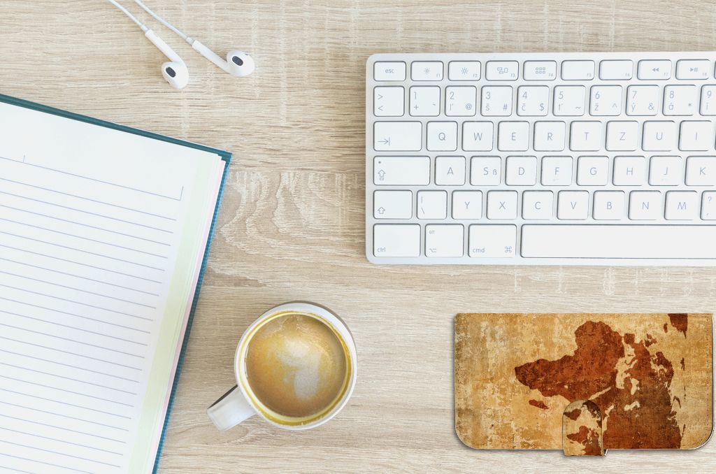 iPhone 15 Plus Flip Cover Wereldkaart op bureau met koffie en notitieboekje ☕