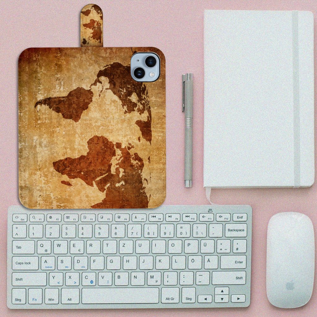 iPhone 15 Plus Flip Cover Wereldkaart met vintage wereldkaart design op een bureau met toetsenbord en muis.