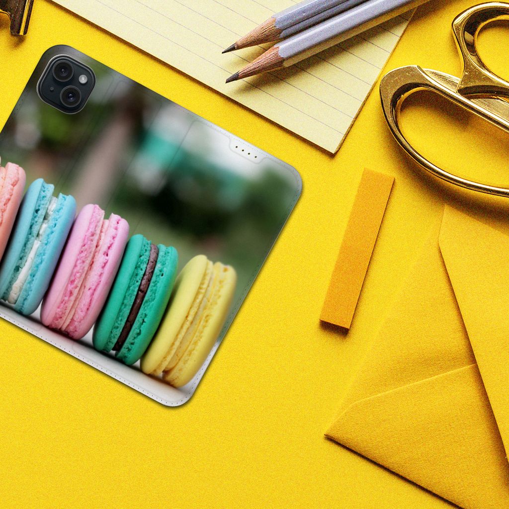 iPhone 15 Plus Flip Style Cover Macarons met kleurrijke macarons op een gele achtergrond 🎨