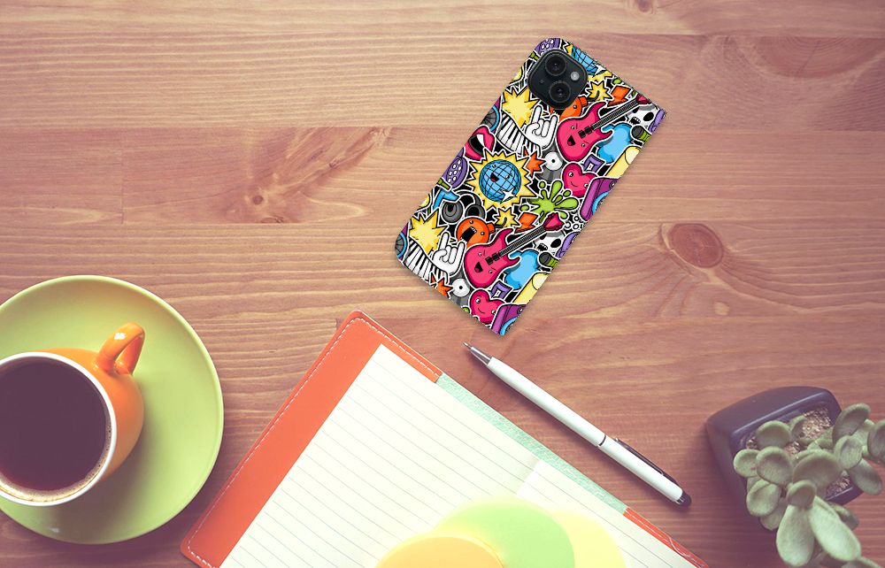 iPhone 15 Plus Hippe Standcase Punk Rock met kleurrijk muziekdesign en accessoires op een houten tafel.