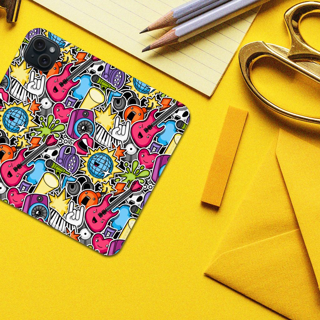iPhone 15 Plus Hippe Standcase Punk Rock met kleurrijke muziekdesign en gitaren 🎸 op gele achtergrond.