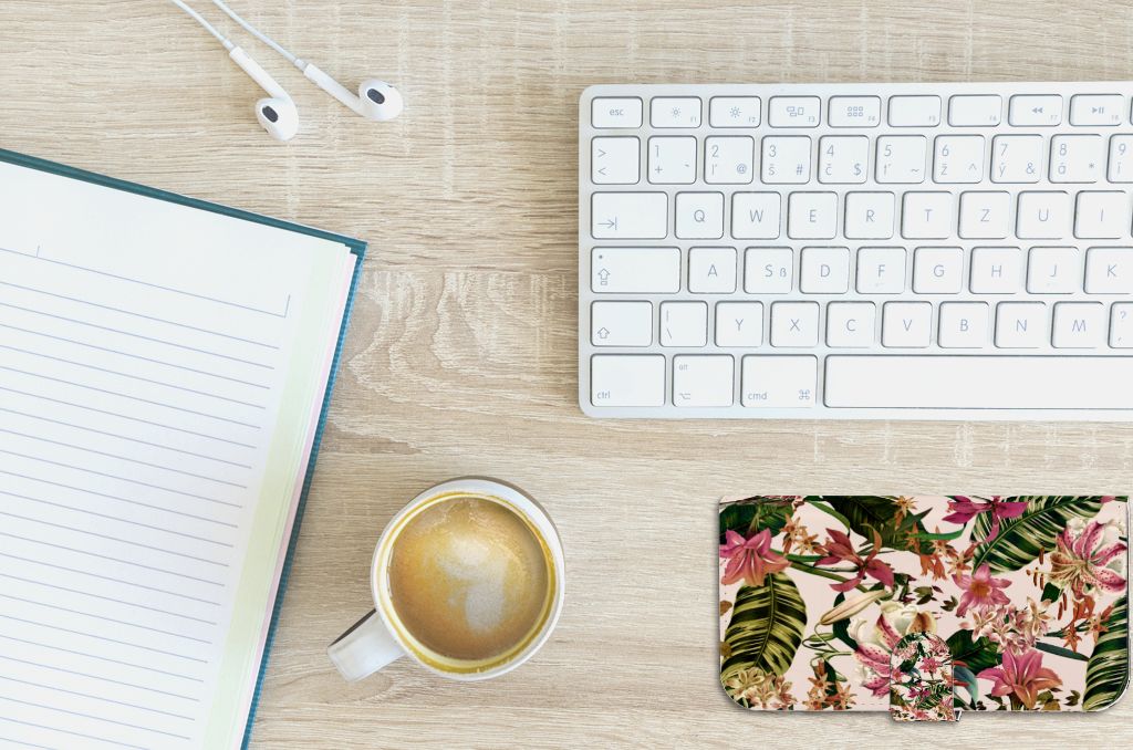 iPhone 15 Plus Hoesje Flowers op bureau met notitieboek, koffie en toetsenbord.
