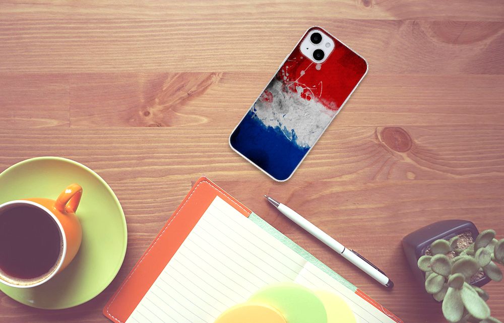 iPhone 15 Plus Hoesje Nederland met Nederlandse vlag op een houten tafel met een kopje koffie ☕.