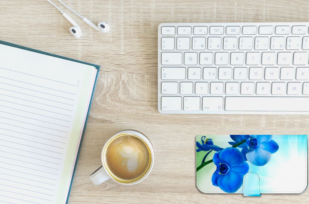 iPhone 15 Plus Hoesje Orchidee Blauw - Cadeau voor je Moeder op bureau met notitieboek en koffie☕.