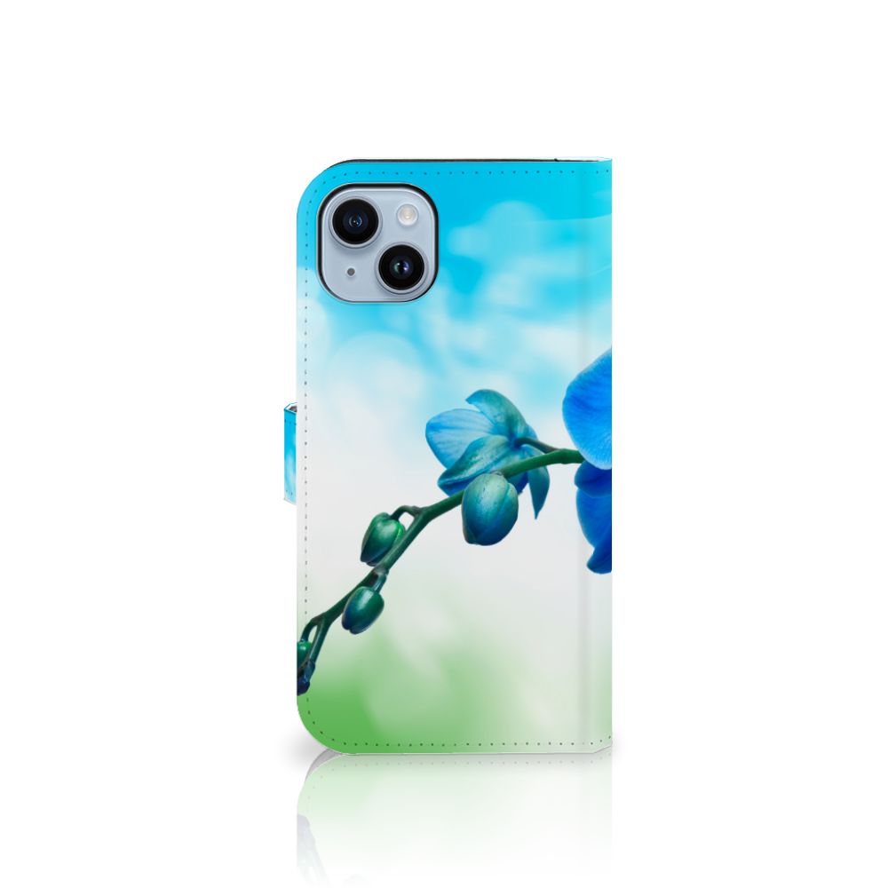 iPhone 15 Plus Hoesje Orchidee Blauw - Cadeau voor je Moeder met elegante bloeiende orchideeën op een zachte blauwe achtergrond.