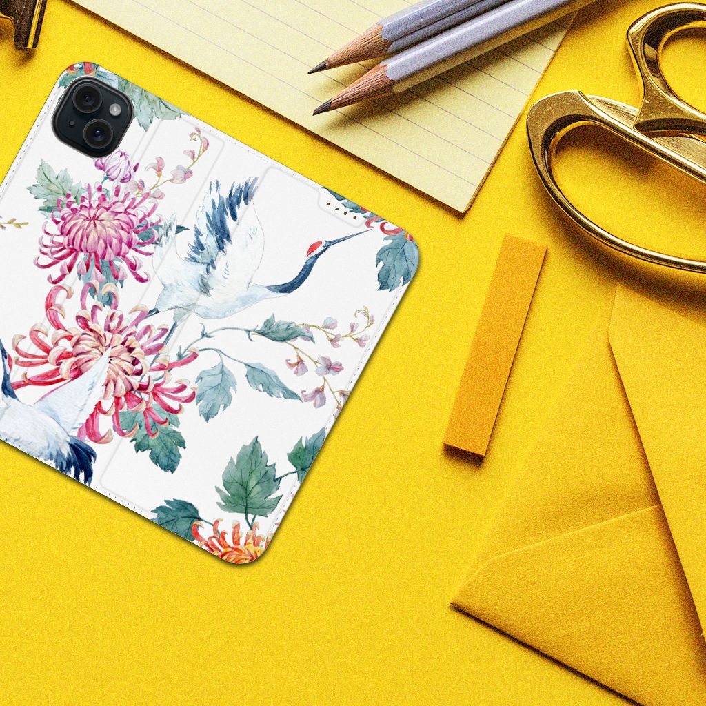 iPhone 15 Plus Hoesje maken Bird Flowers met ooievaars en bloemen op een gele achtergrond.