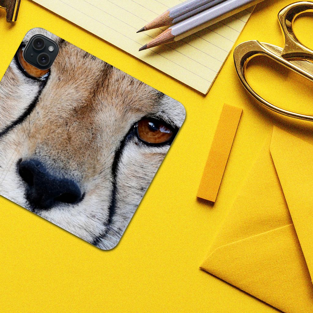 iPhone 15 Plus Hoesje maken Cheetah met close-up van het jachtluipaard op een gele achtergrond.