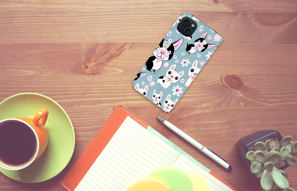 iPhone 15 Plus Hoesje maken Hondjes met schattige hondjes en bloemen op een houten tafel. ☕🌼