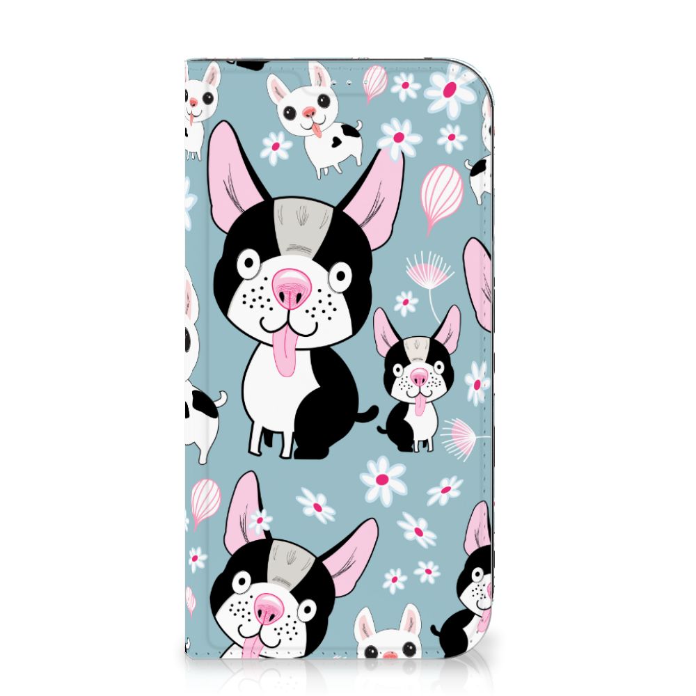 iPhone 15 Plus Hoesje maken Hondjes met schattige zwart-witte hondjes en bloemen op een blauwe achtergrond.