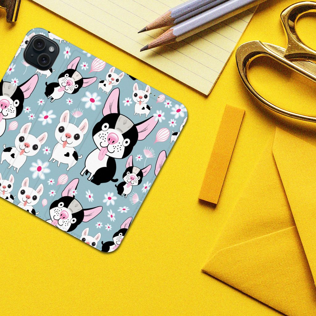 iPhone 15 Plus Hoesje maken Hondjes met schattige zwart-witte hondjes en bloemen