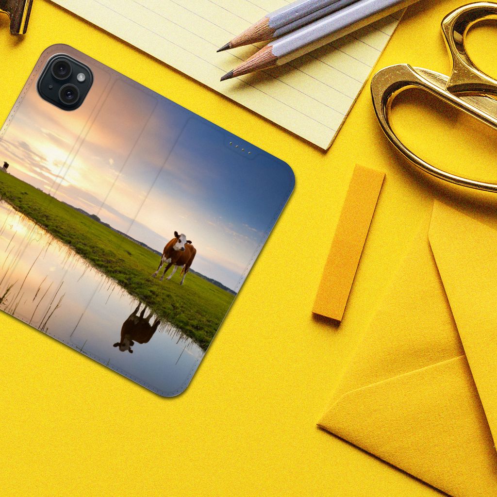 iPhone 15 Plus Hoesje maken Koe met een prachtige zonsondergang en grazende koe in spiegeling.