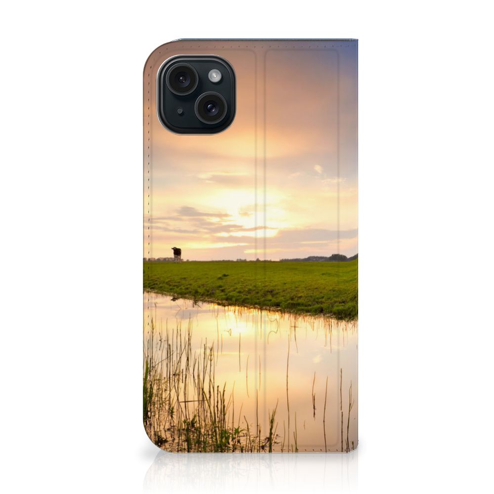 iPhone 15 Plus Hoesje maken Koe met een koe en ondergang van de zon op de achtergrond 🌅.