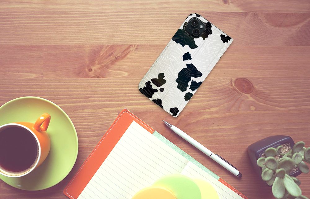 iPhone 15 Plus Hoesje maken Koeienvlekken op een bureau met een koffie erbij ☕