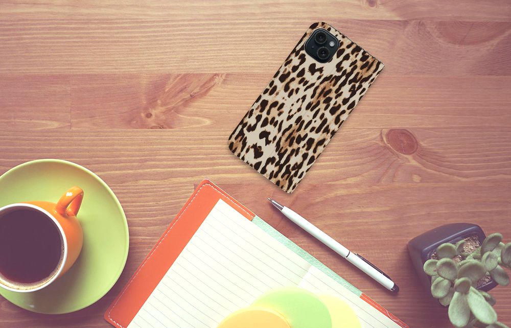 iPhone 15 Plus Hoesje maken Leopard op een houten tafel met een kopje koffie en notitieboek.