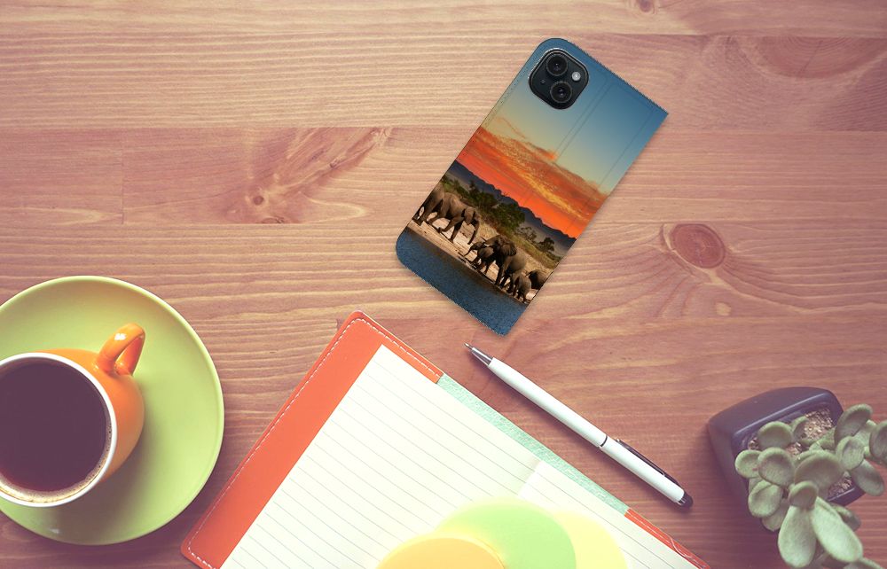 iPhone 15 Plus Hoesje maken Olifanten met olifanten aan het leven in een kleurrijke zonsondergang