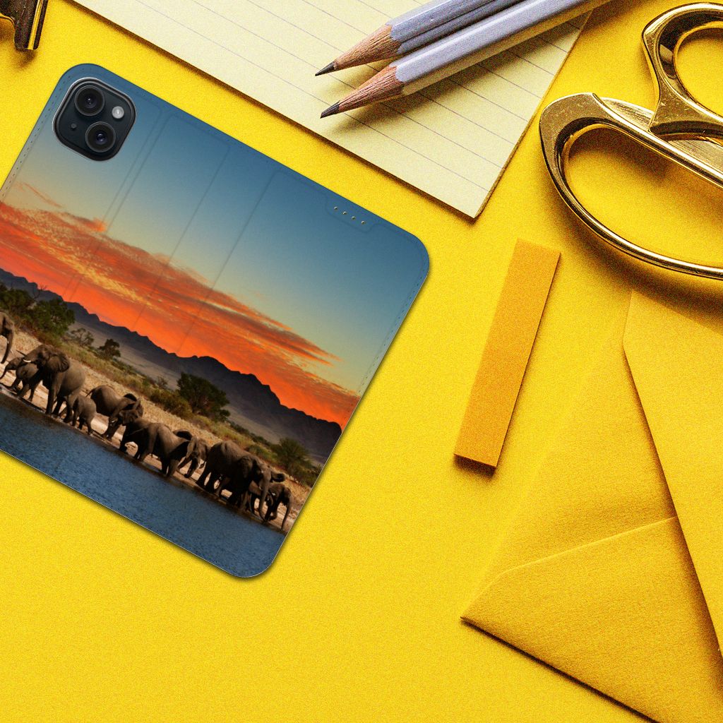iPhone 15 Plus Hoesje maken Olifanten met een prachtig uitzicht op olifanten onder een kleurrijke zonsondergang 🌅.