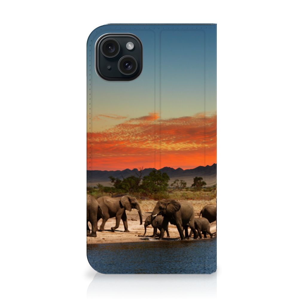 iPhone 15 Plus Hoesje maken Olifanten met indrukwekkende olifanten afgedrukt op een kleurrijke achtergrond 🌅.