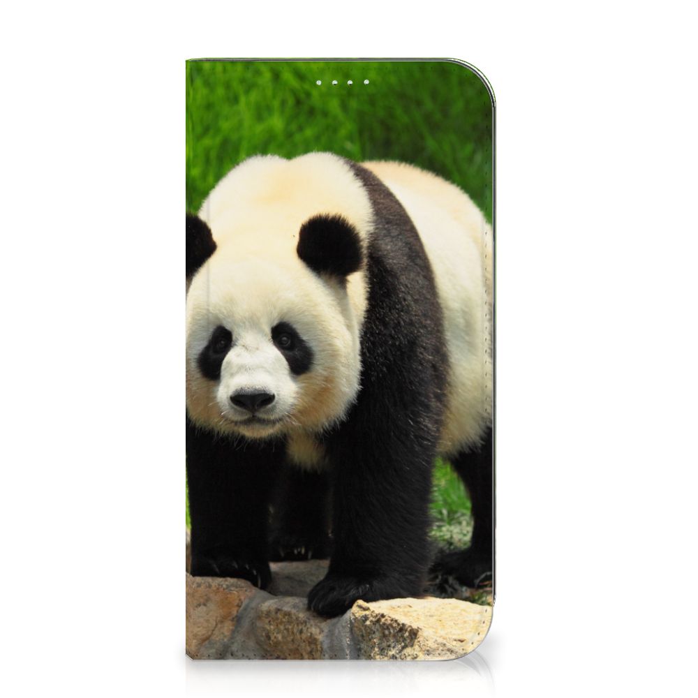 iPhone 15 Plus Hoesje maken Panda met afbeelding van een schattige panda 🐼 op een groenere achtergrond.
