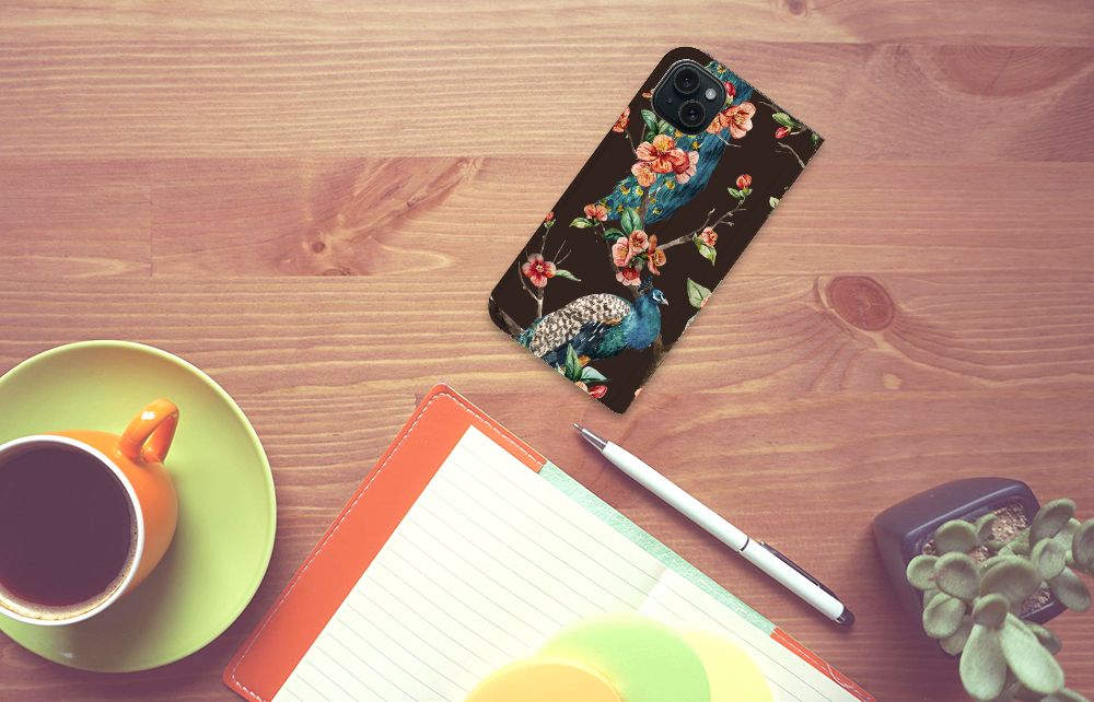 iPhone 15 Plus Hoesje maken Pauw met Bloemen op een houten tafel met koffie en notitieboek.
