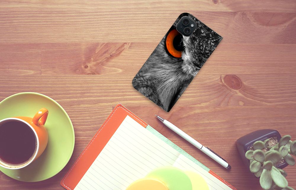 iPhone 15 Plus Hoesje maken Uil met een close-up van een uilenoog, perfect voor nachtbrakers 🌙.