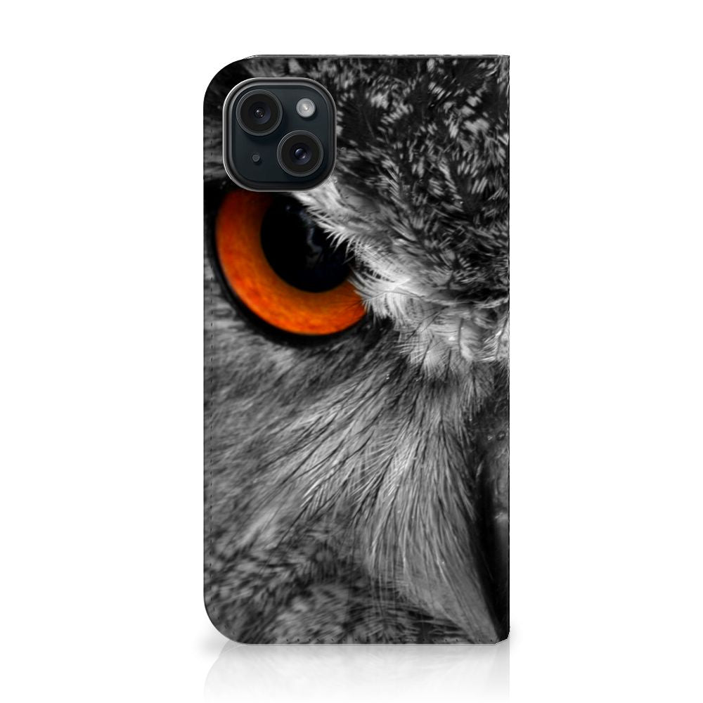 iPhone 15 Plus Hoesje maken Uil met een close-up van een uil met een feloranje oog.