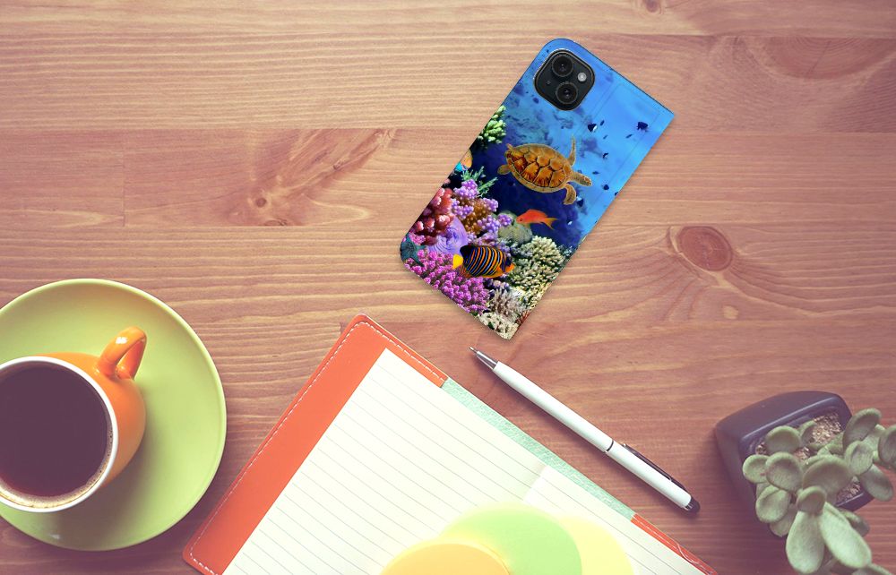 iPhone 15 Plus Hoesje maken Vissen met een tropisch oceaan design, kleurrijke vissen en een schildpad 🐢.