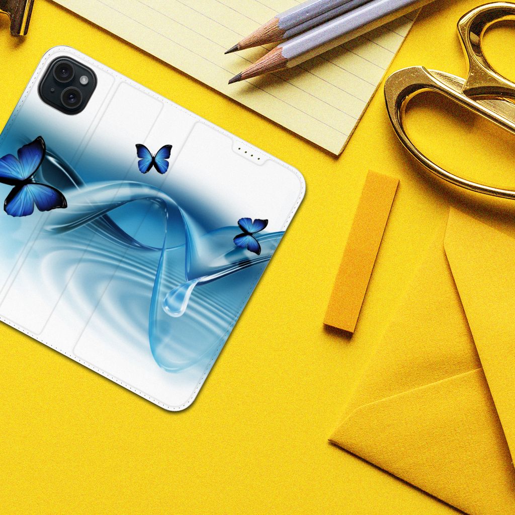 iPhone 15 Plus Hoesje maken Vlinders met blauwe vlinders, kleurrijk design op een felgekleurde achtergrond.