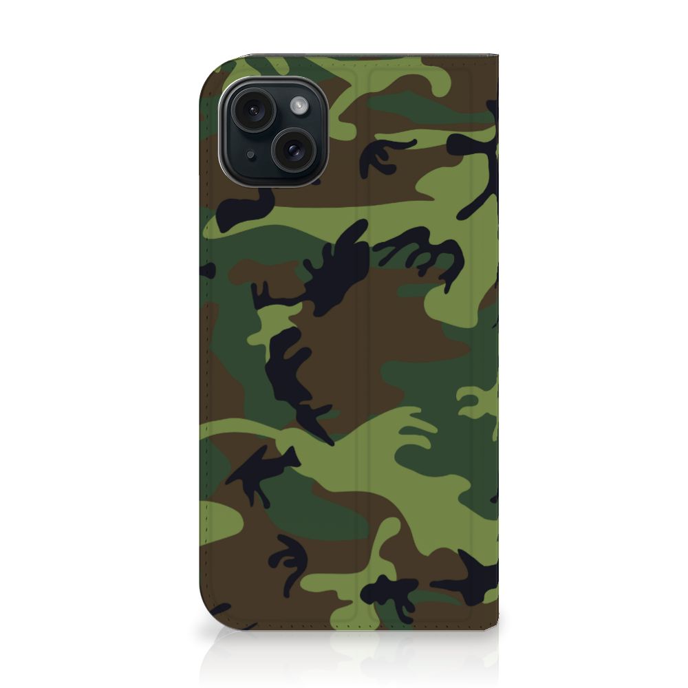 iPhone 15 Plus Hoesje met Magneet Army Dark in camouflage design met donkere kleuren en militaire uitstraling.