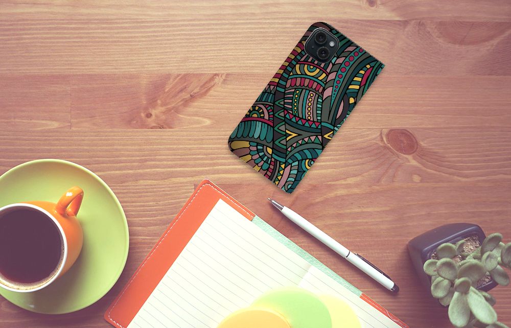 iPhone 15 Plus Hoesje met Magneet Aztec op een bureautafel met een kopje koffie ☕ en een notitieboek.