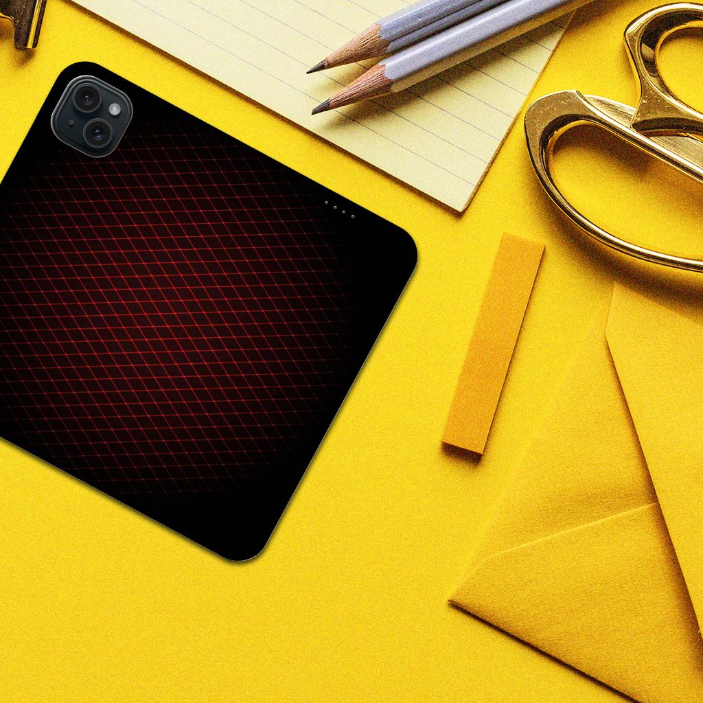 iPhone 15 Plus Hoesje met Magneet Geruit Rood op een geel bureau met schaar en potlood.