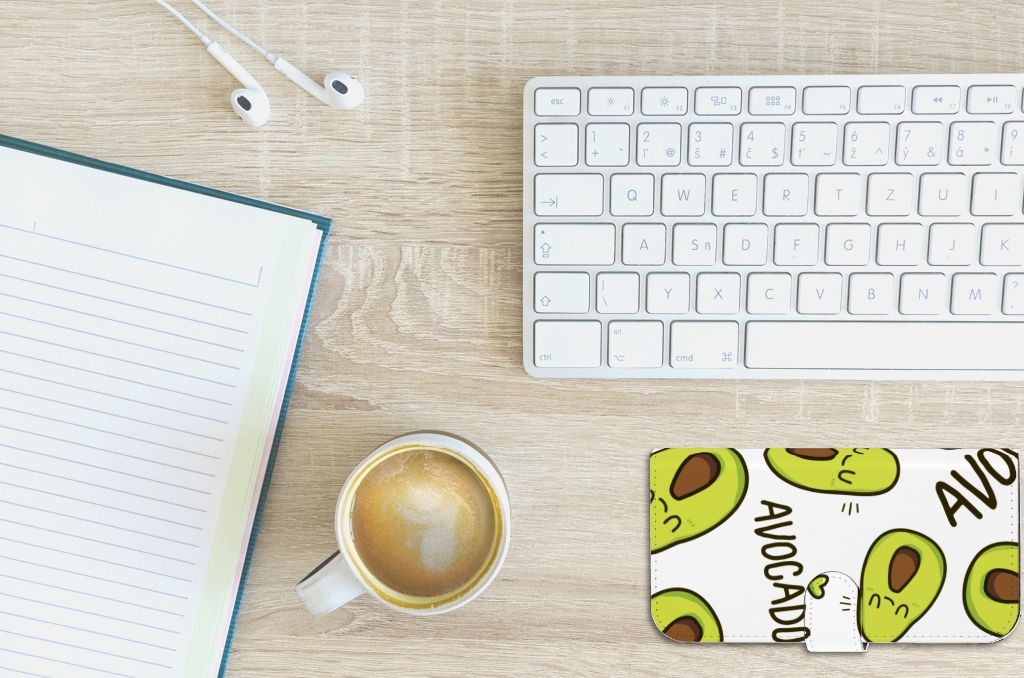 iPhone 15 Plus Leuk Hoesje Avocado Singing met schattige avocado's op een bureau naast een kop koffie en notitieboek.