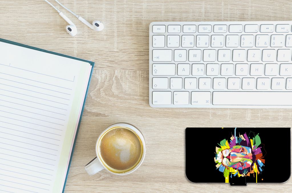 iPhone 15 Plus Leuk Hoesje Lion Color op bureau met toetsenbord en koffie