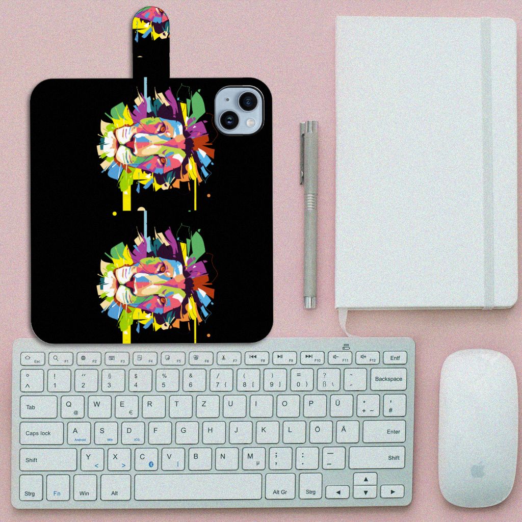 iPhone 15 Plus Leuk Hoesje Lion Color design met kleurrijke leeuw en een stijlvol zwart achtergrond
