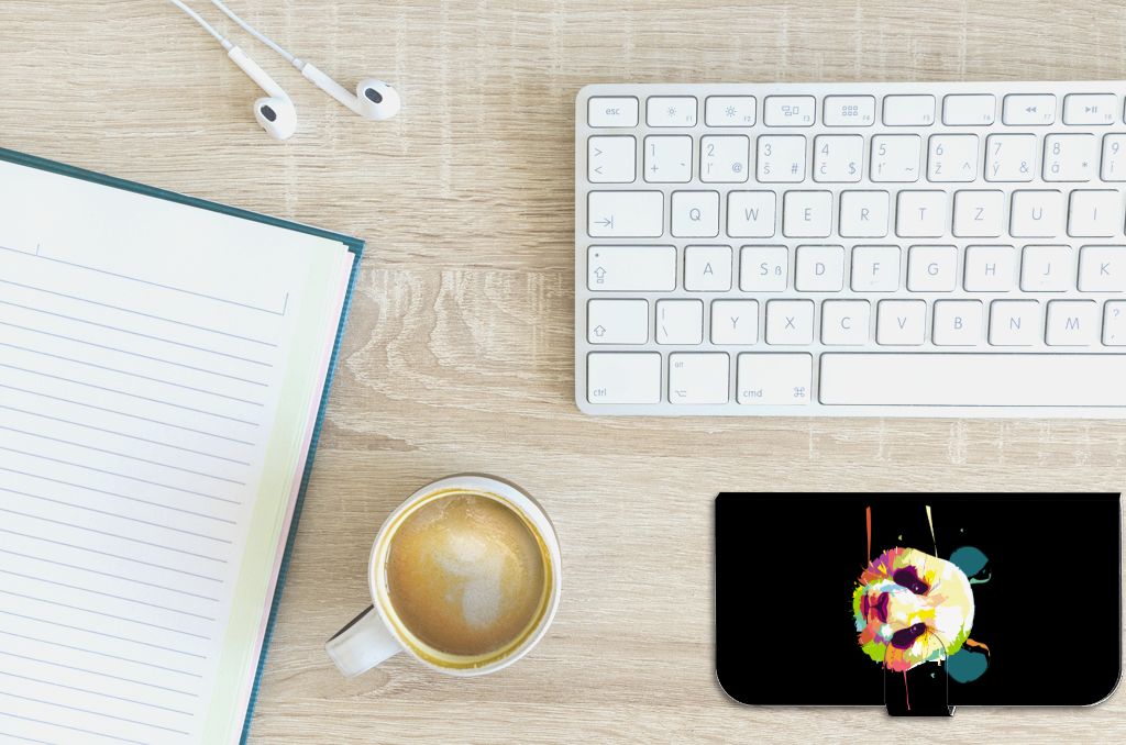 iPhone 15 Plus Leuk Hoesje Panda Color op bureau met kopje koffie en notitieboekje.