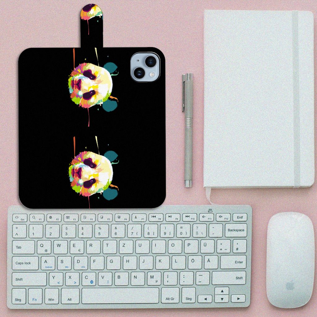 iPhone 15 Plus Leuk Hoesje Panda Color met kleurrijke panda print op een bureau met toetsenbord en muis.