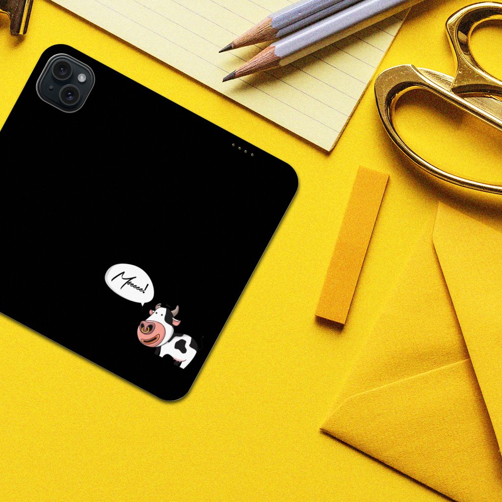 iPhone 15 Plus Magnet Case Cow met schattige koe en cartoonfiguren op zwarte achtergrond.