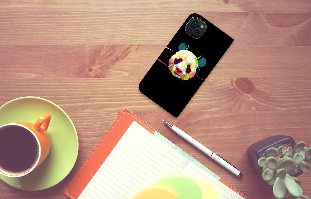 iPhone 15 Plus Magnet Case Panda Color met kleurrijk panda design op een houten tafel
