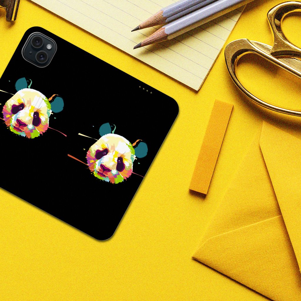 iPhone 15 Plus Magnet Case Panda Color met kleurrijke panda's op zwart voor unieke bescherming
