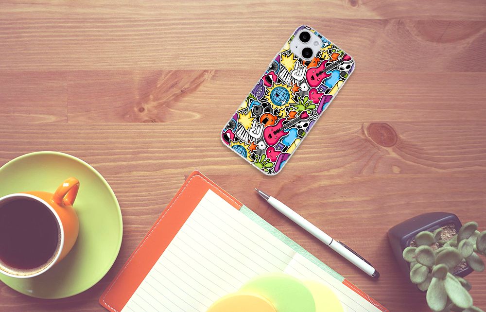 iPhone 15 Plus Silicone Back Cover Punk Rock met kleurrijke gitaar en muziekdesign op houten tafel.